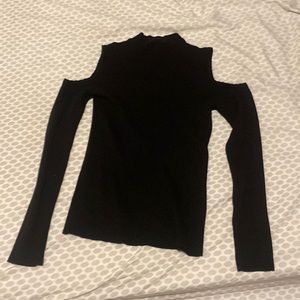 Black fitted top with shoulders out🖤. Perfect date night outfit!!
